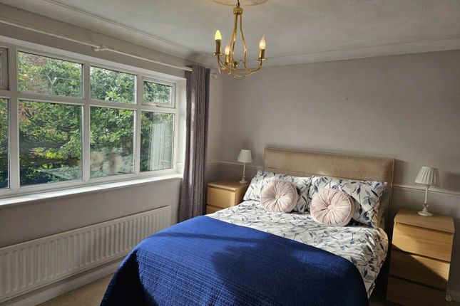 18, Rowanwood, Oldham photo 2