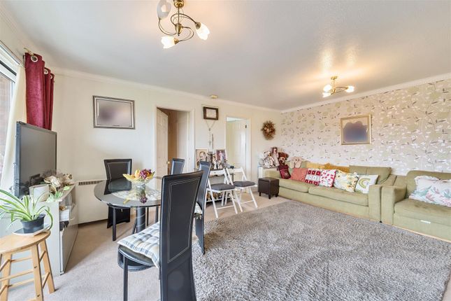 Flat for sale in Wiltshire Close, Taunton