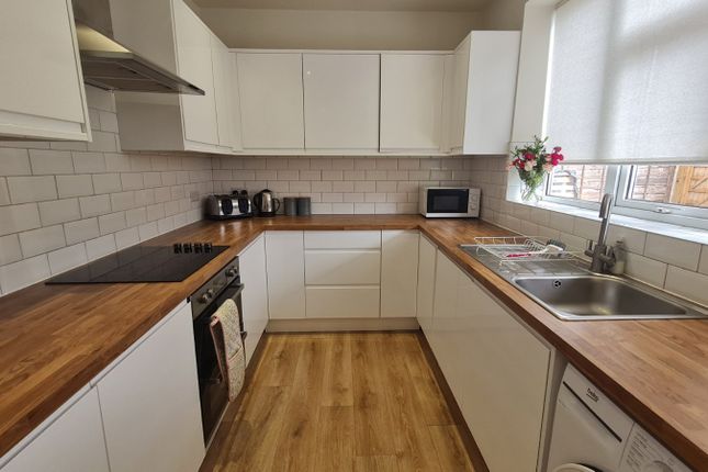 14, Bowling Avenue, West Yorkshire photo 4