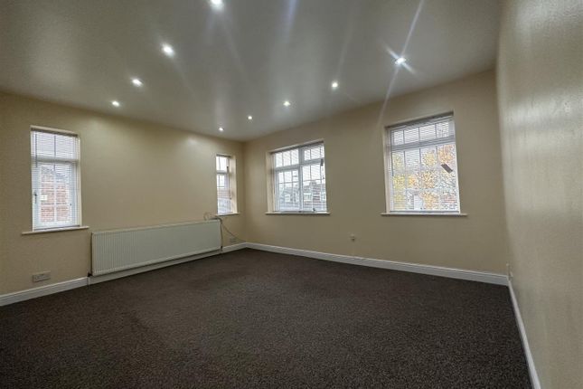 Flat to rent in Eastmead Avenue, Greenford