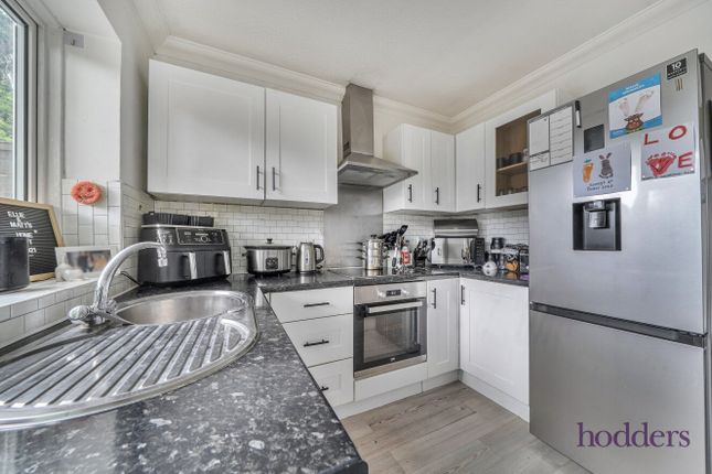 19, Beech Grove, Addlestone photo 3