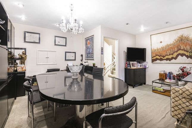 3 Warwick Gardens, Barnet photo 2