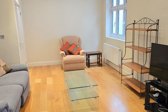91, HILLSIDE GARDENS, EDGWARE photo 2