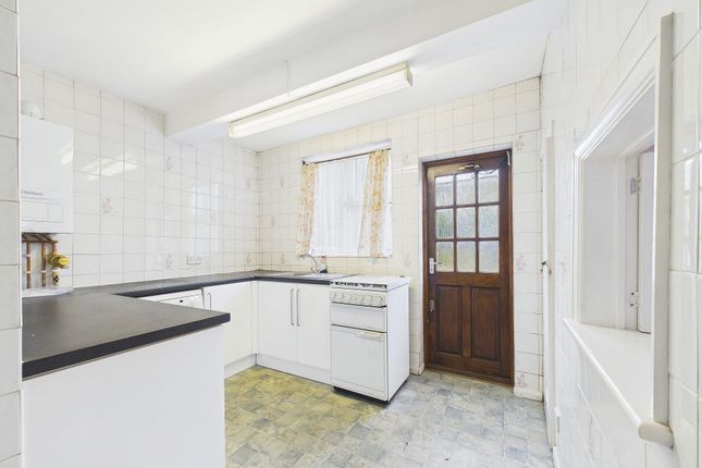 34 Herlwyn Avenue, Ruislip photo 2