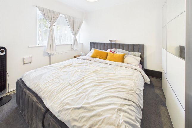 Flat 4, St. Christophers Close, Isleworth photo 2