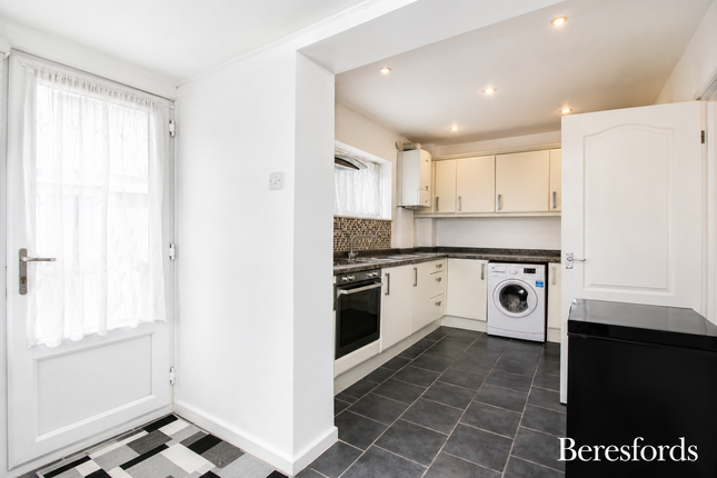 18, Hillcrest, Frinton-on-Sea photo 4