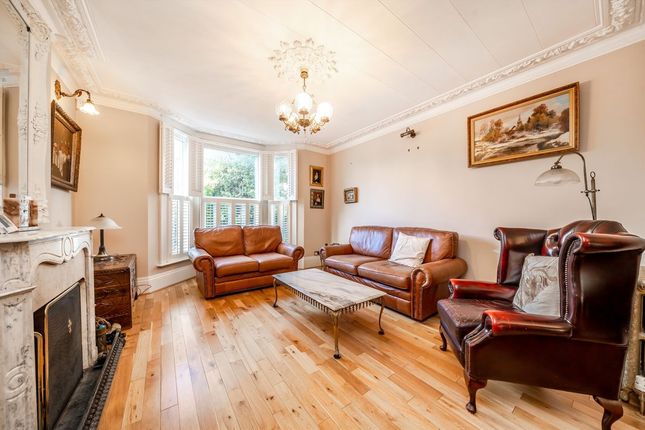 320, Hanworth Road, Hounslow photo 2