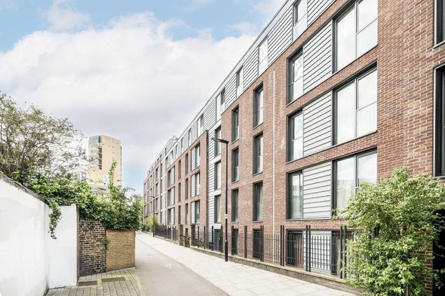 Thumbnail Flat for sale in Hackney Grove, London
