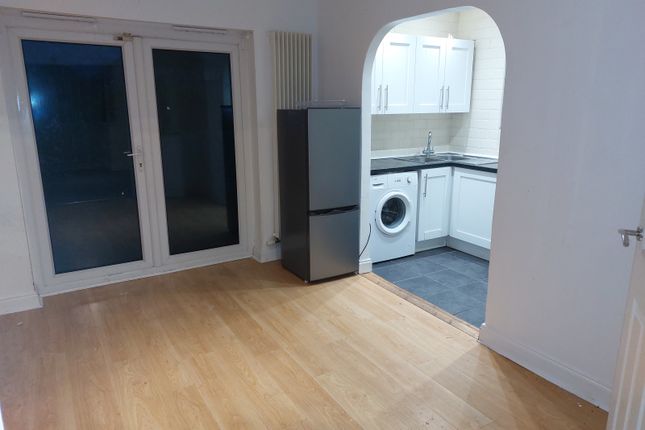 Terraced house to rent in Fourth Avenue, Luton