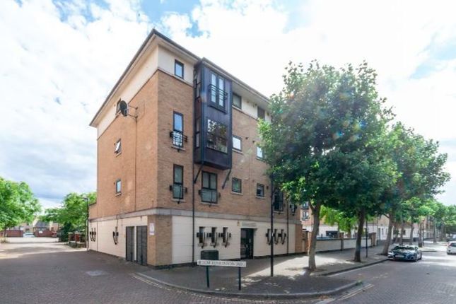 Flat to rent in Wesley Avenue, London