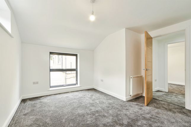 37a, Robin Lane, Pudsey photo 3
