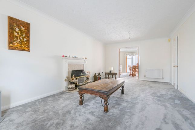 17 Faeroes Drive, Great Yarmouth photo 3