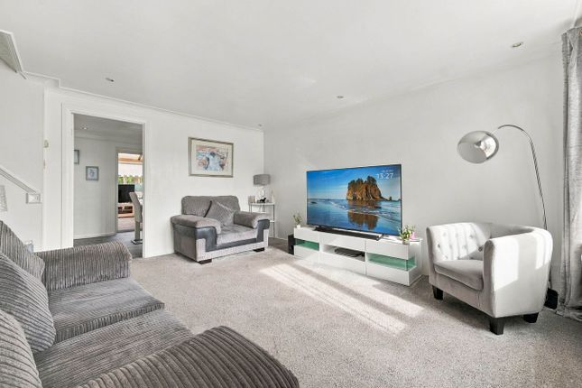 16, Dalmore Way, Irvine photo 2