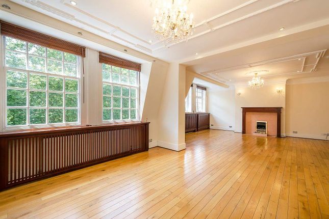 Flat for sale in St. Johns Wood High Street, London