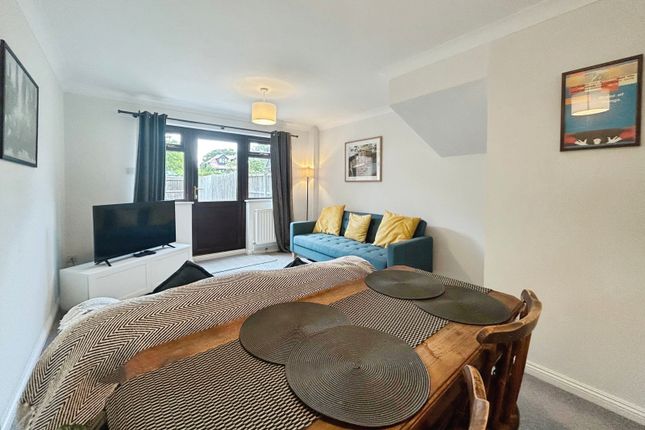 25, London Road, Hook photo 4