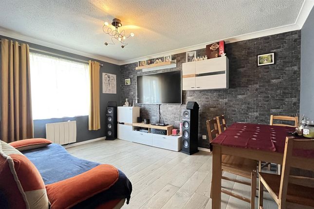 Firs Close, Mitcham photo 2