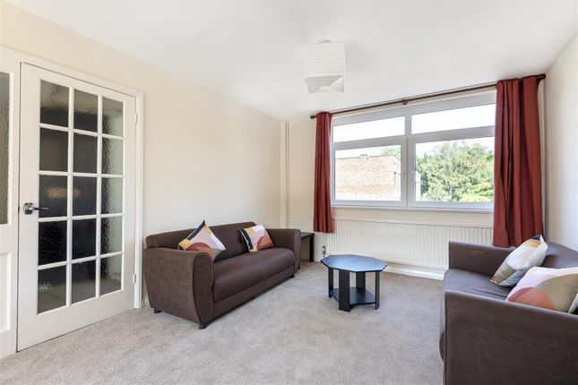 5, Trafalgar Drive, Walton-On-Thames photo 2
