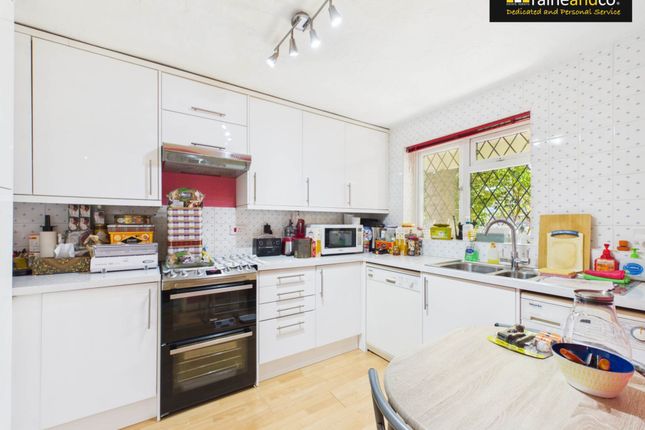 26d, St Vincents Way, Potters Bar photo 3
