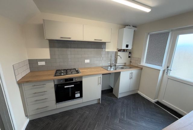 6, Snowden Close Bramley Leeds photo 3