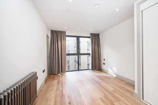 Flat to rent in The Sessile, Tottenham, London