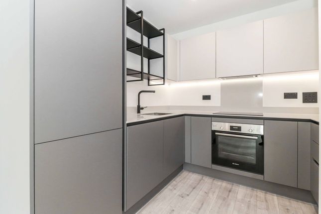 Apt 1306, Union Court, Watford photo 3