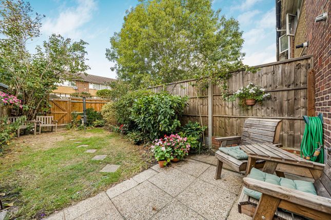 22 Pevensey Close, Isleworth photo 4