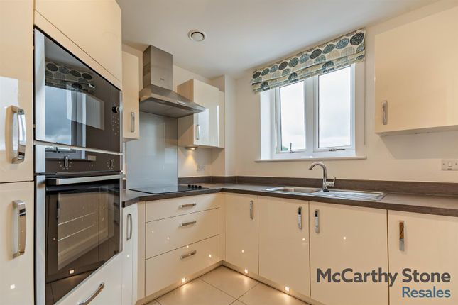 4 Heathlands, Beaconsfield Road, Slough photo 3