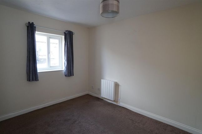3, Nialls Court, Bradford photo 3