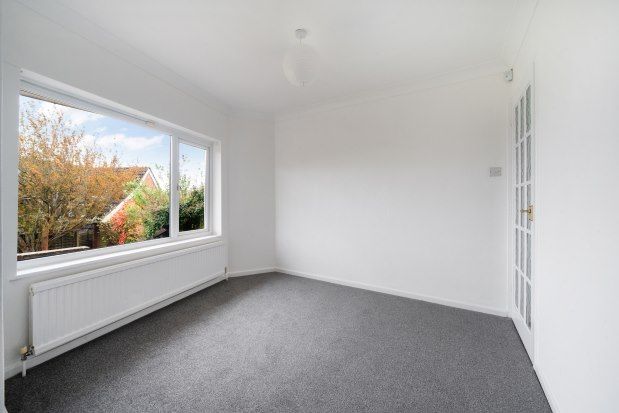 Bungalow to rent in Goldings Rise, Loughton