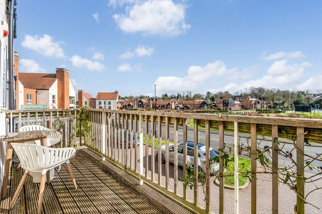 4 Shenton Gardens, Stoney Lane, Winchester photo 2
