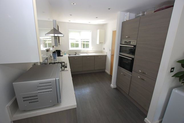 15, Oak Close, Oldham photo 4