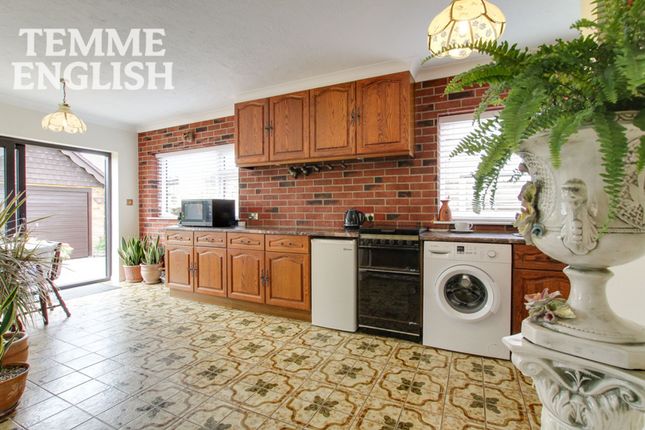 31 Grange Road, Wickford photo 5