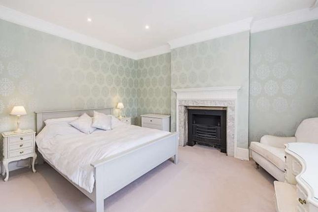 Detached house to rent in Old Town, London