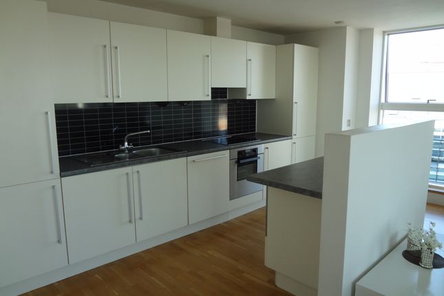 Flat to rent in 100 The Quays, Salford