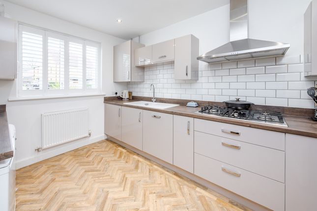 6, Van Brugh Avenue, Coulsdon photo 3