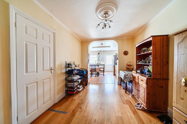3, Quaves Road, Slough photo 4