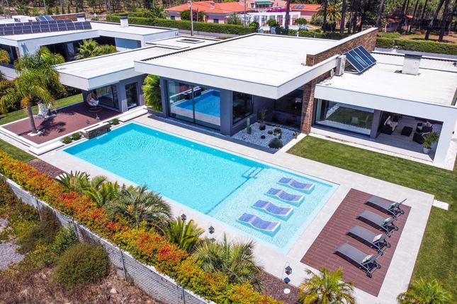 Villa for sale in R. Henrique Moreira 50A, 2820, Portugal