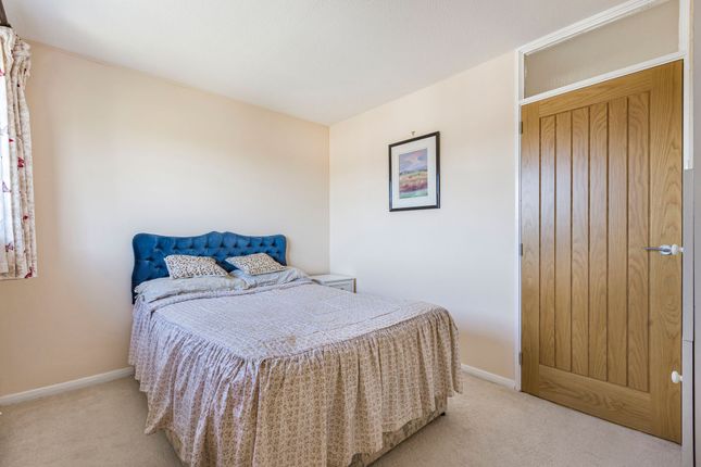 39 Leslie Close, Swindon photo 4