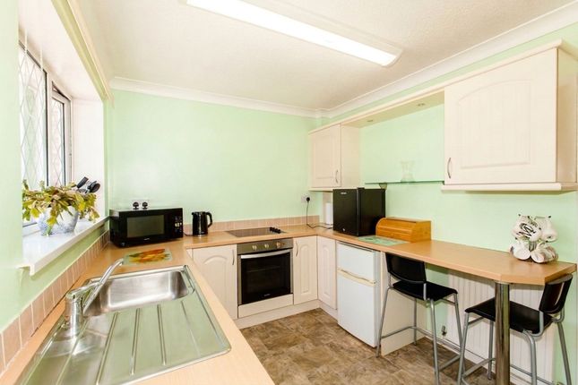 6 Highfield Road, Chesterfield photo 2