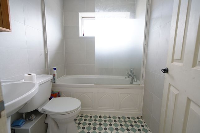 65 Curling Lane, Grays photo 4