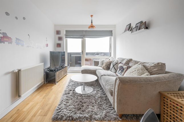 Flat for sale in Hoe Street, London