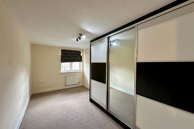 Flat to rent in Tilbury Close, Pinner