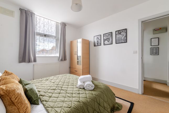 Flat B, Shepherd's Bush Road W6, London photo 4