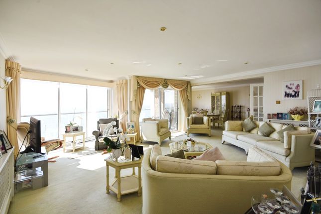 3 Stangate, 1, The Leas, Essex photo 2