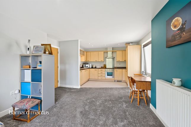 Flat 28, Sheridan House, Highbury Drive, Leatherhead photo 4
