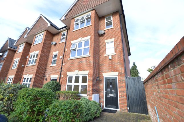 Thumbnail Town house to rent in Smiles Place, Woking