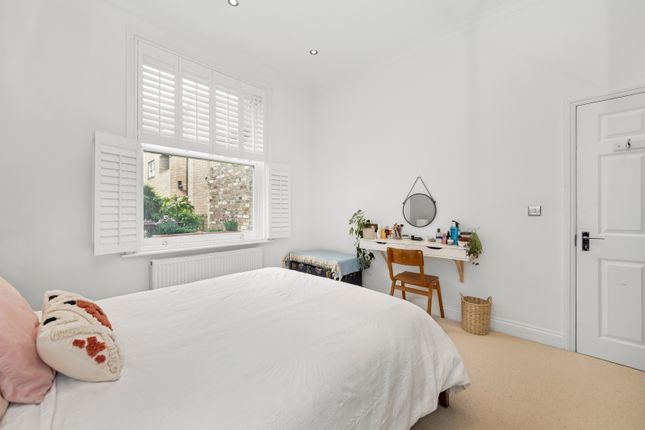 Flat for sale in Lansdowne Place, London