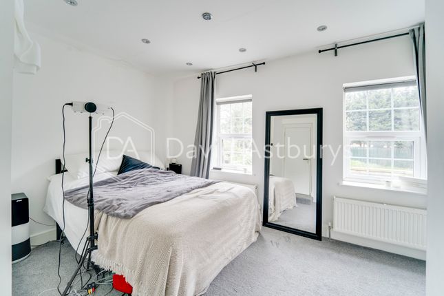 Flat to rent in Archway Road, Highgate, London