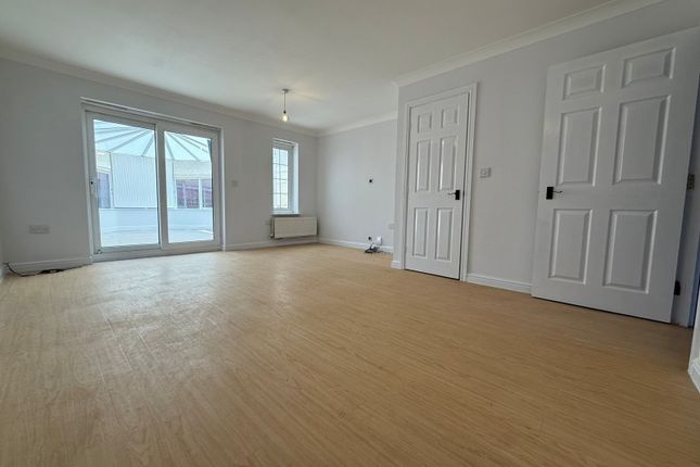 7, Catchland Close, CORBY photo 2