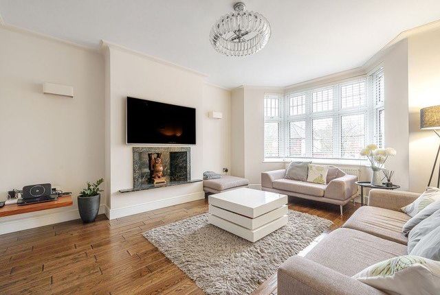 44 Southbourne Crescent, London photo 2